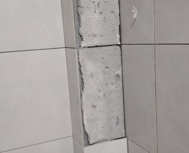 遵义市瓷砖空鼓维修公司分享下瓷砖施工前基层浇水润湿程度不足，可能导致以下问题